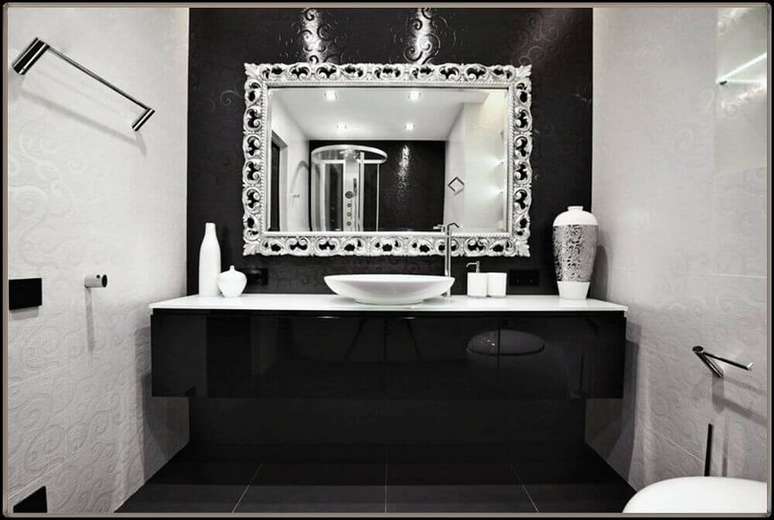 56. Decoração de banheiro preto e branco com espelho prateado e papel de parede