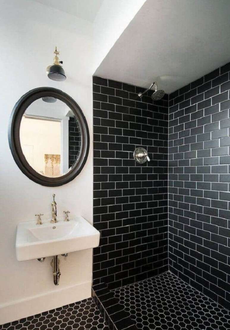 30. Inspiração de banheiro preto e branco com ladrilho hidráulico preto