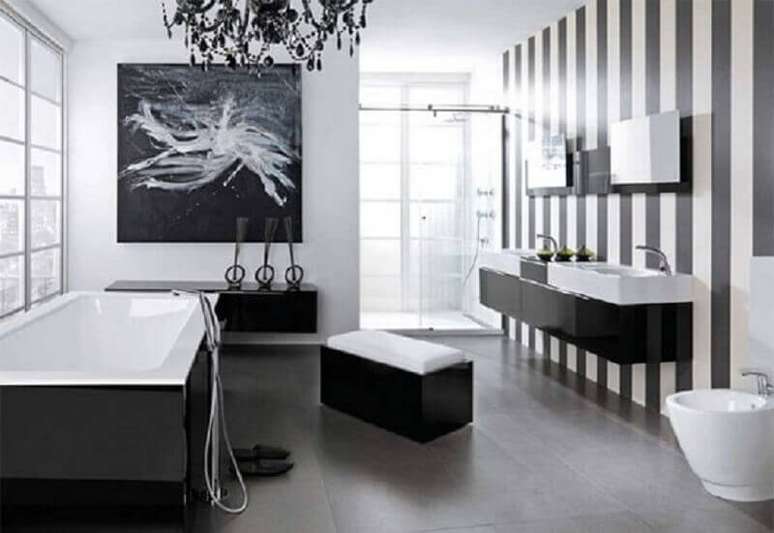 1. Saiba como compor a decoração de um banheiro preto e branco