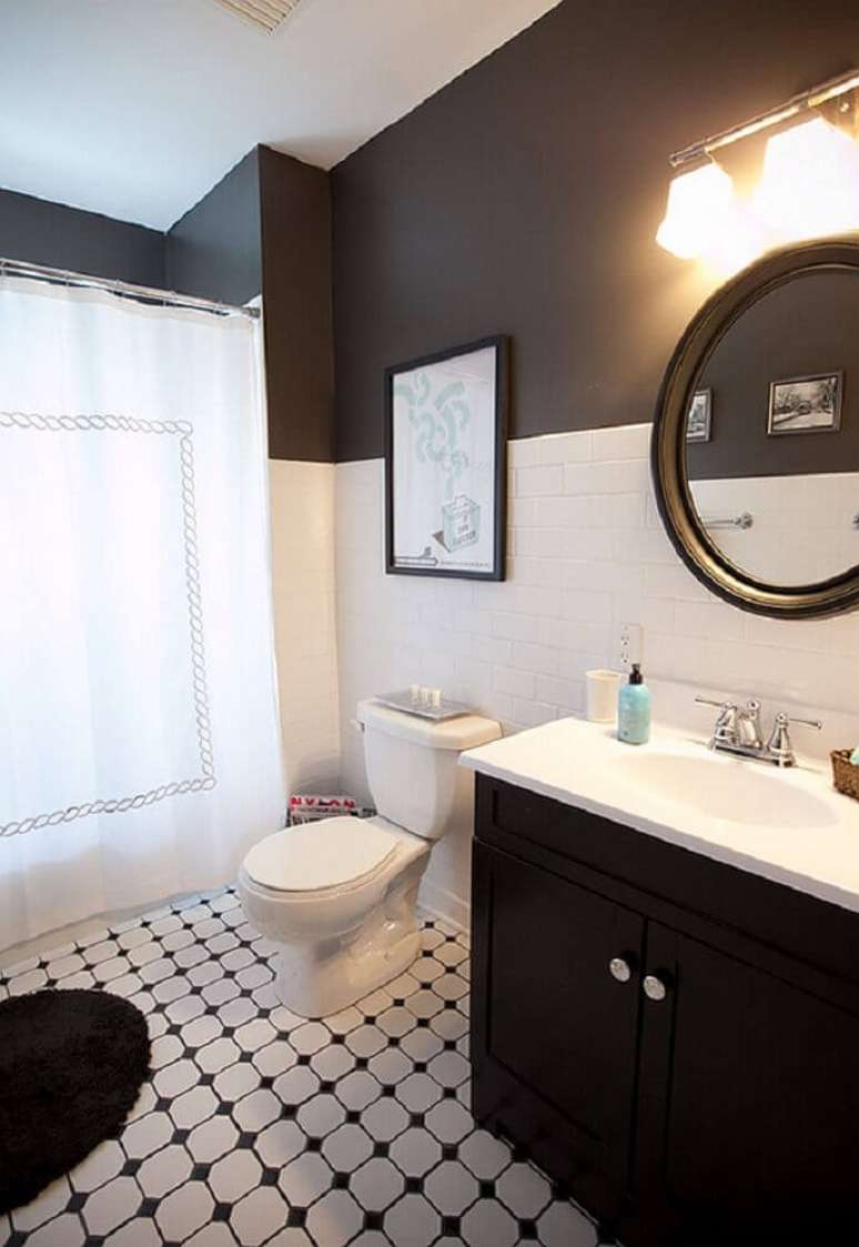 41. Banheiro preto e branco com parede pintada