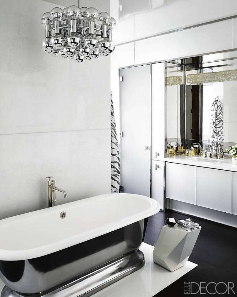 22. Lindo e sofisticado banheiro preto e branco com luminária moderna