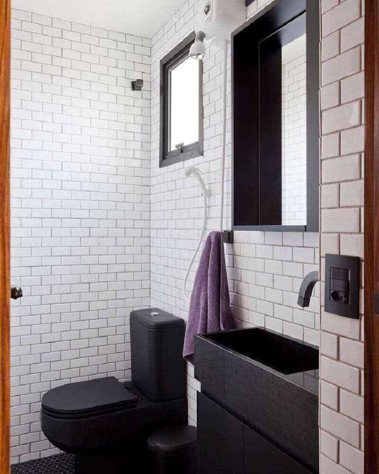 9. Modelo de banheiro com cerâmica preta