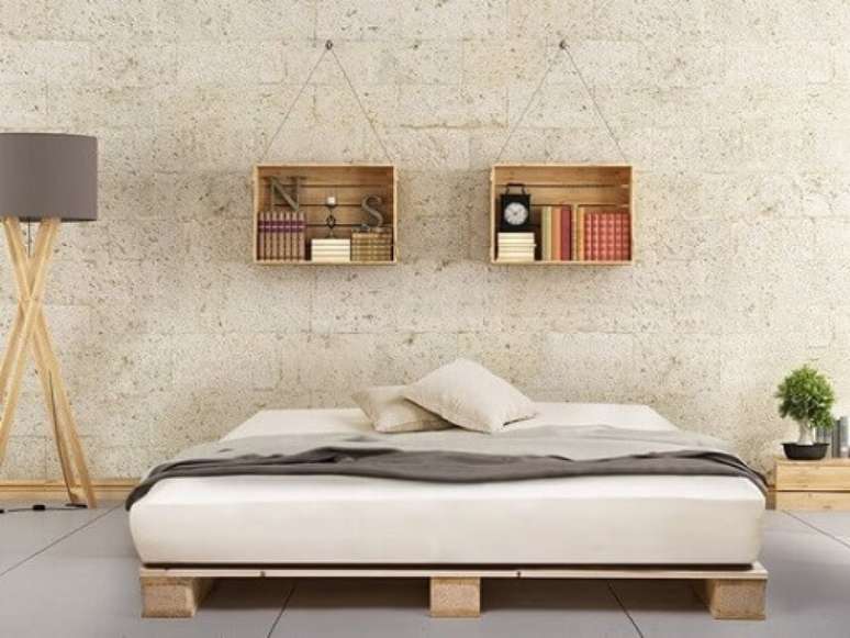 57. Cama de casal de pallet em quarto com decora&ccedil;&atilde;o de madeira