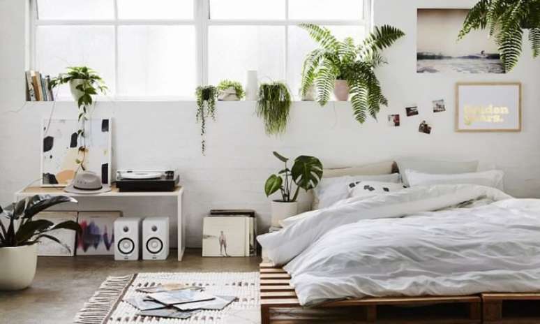 24. Outra grande tendência é usar plantas na casa. Aqui, elas contrastam muito bem com a cama de pallet