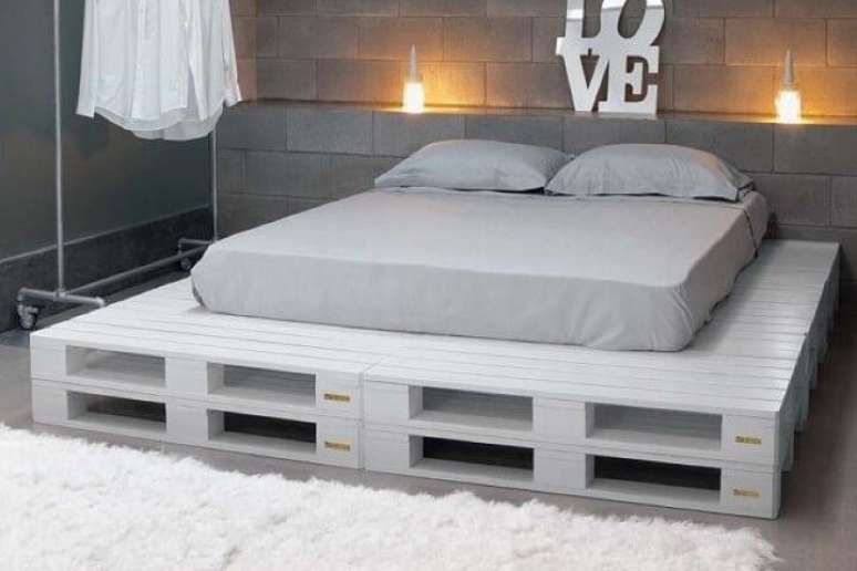 69. Cama de casal de pallet branca