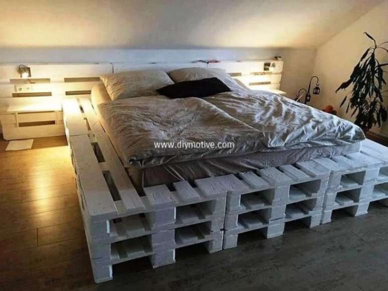 43. Cama de casal de pallet branca com cabeceira com luminárias embutidas