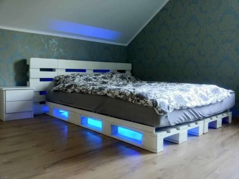 21. Para quem quer algo diferente, as luzes azuis podem ser usadas para iluminar a cama de pallet