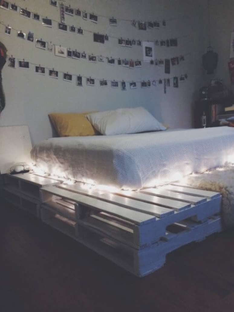 54. Cama de casal de pallet branca com luzes em volta