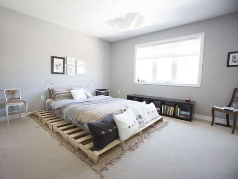 66. Cama de pallet com almofadas