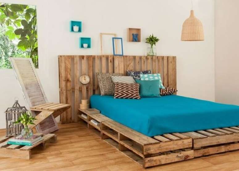 51. Cama de pallet em quarto com banco feito de porta
