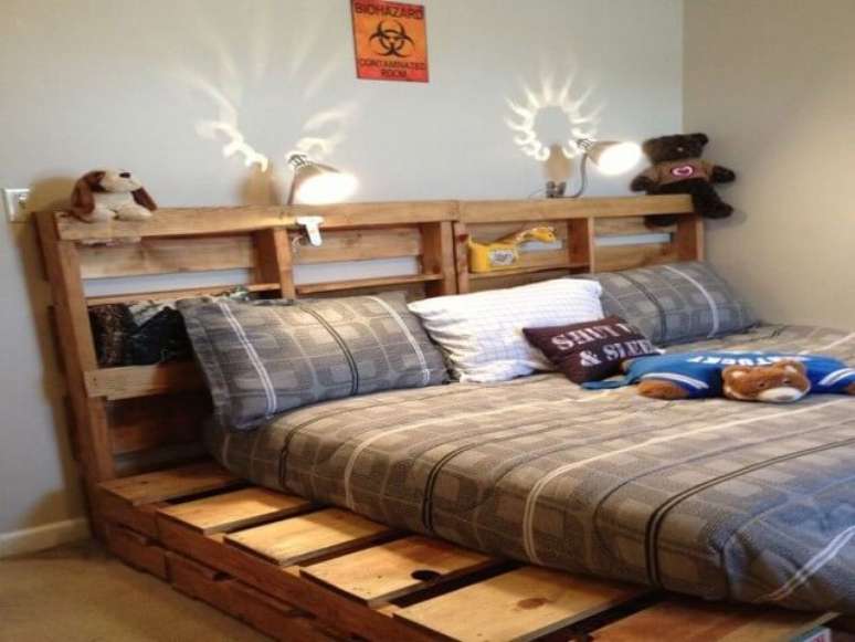 14. Cama feita de pallet com cabeceira com espaço para decoração