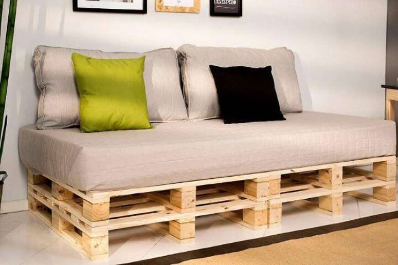 37. Cama de solteiro de pallet com duas camadas