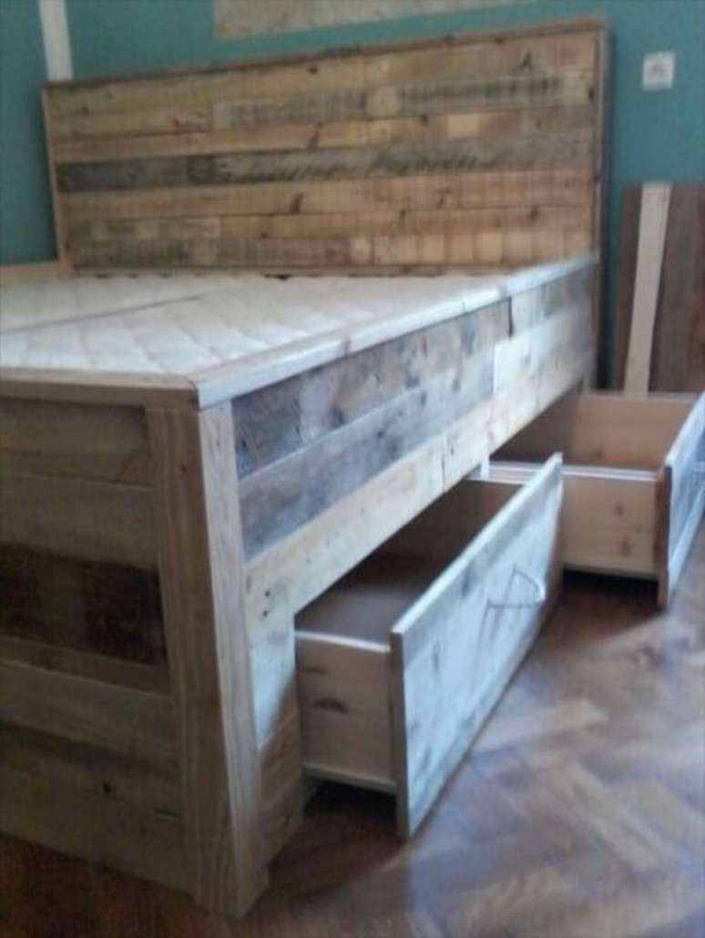 41. Cama feita de madeira de pallets com gavetas