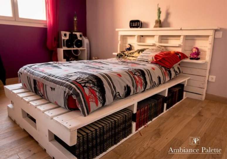 74. Cama de pallet com livros nos v&atilde;os