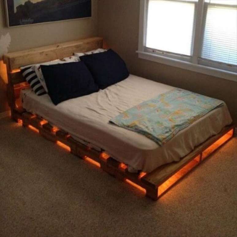 16. Cama de pallet com luzes embaixo e na cabeceira