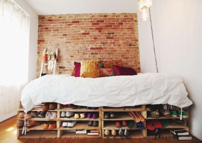 72. Cama de pallet com sapatos nos v&atilde;os