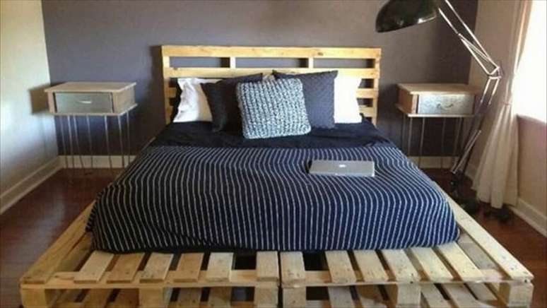 59. Cama de pallet de casal com criados-mudos e lumin&aacute;ria aos lados