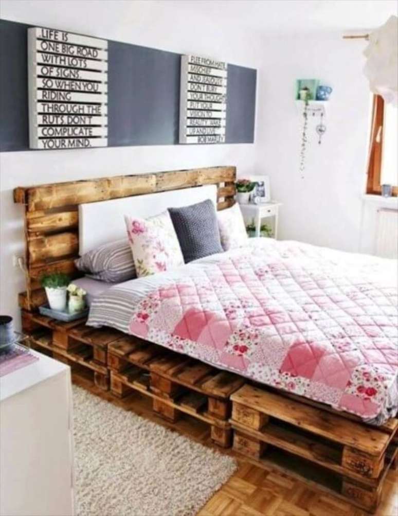 19. Em uma decoração mais moderna e romântica, a cama de pallet fica também muito bonita