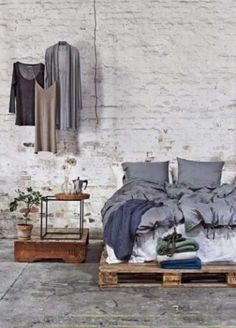36. Cama de solteiro de pallet em quarto r&uacute;stico