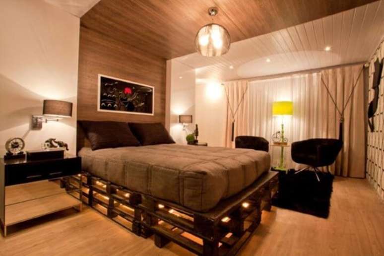 61. Cama de pallet escura com luzes