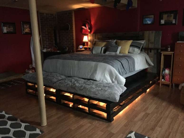 40. Cama de pallet de casal escura e luzes