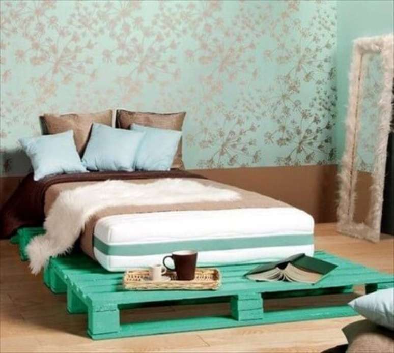 60. Cama de solteiro de pallet em turquesa