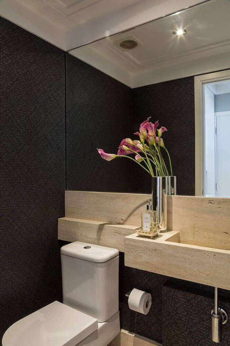 47. Utilize detalhes em madeira para deixar o banheiro preto mais aconchegante