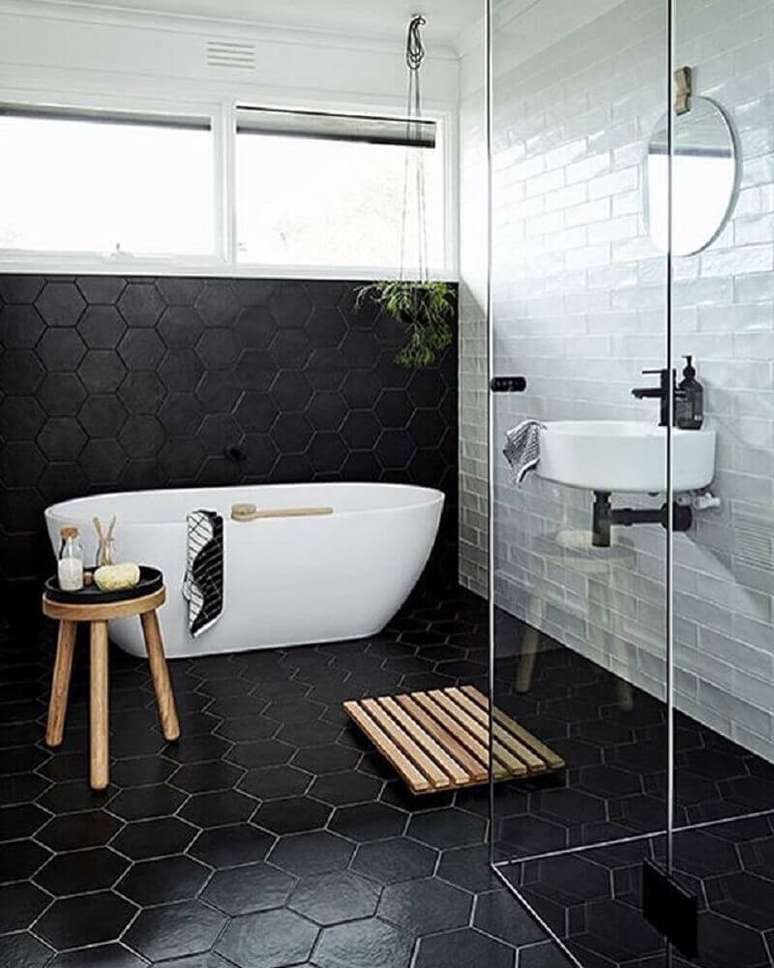 8. Bonito banheiro preto e branco com detalhes minimalistas.