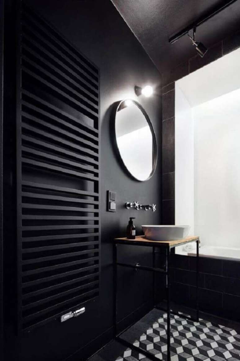 2. Decoração de banheiro preto com espelho redondo