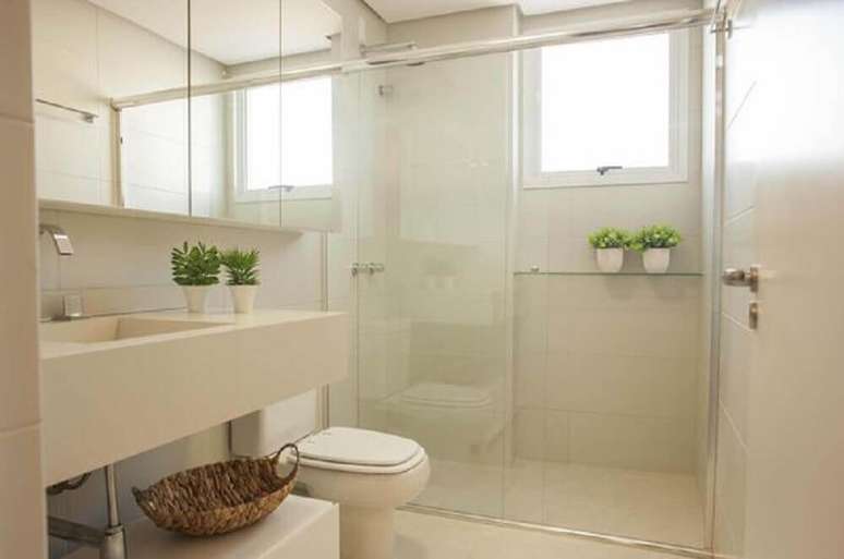 45. Decoração simples e bonita para banheiro branco