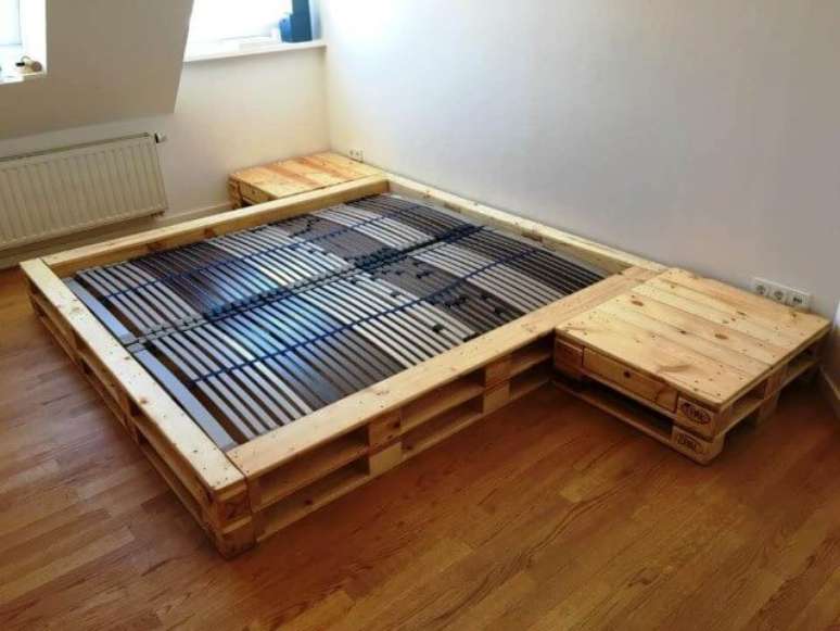 5. Estrutura de cama de pallet com criados-mudos
