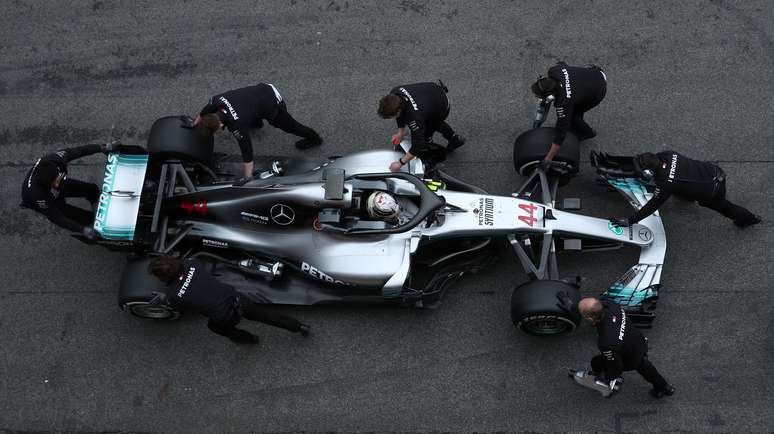 Lewis Hamilton com os engenheiros da Mercedes em teste no Circuito de Barcelona
