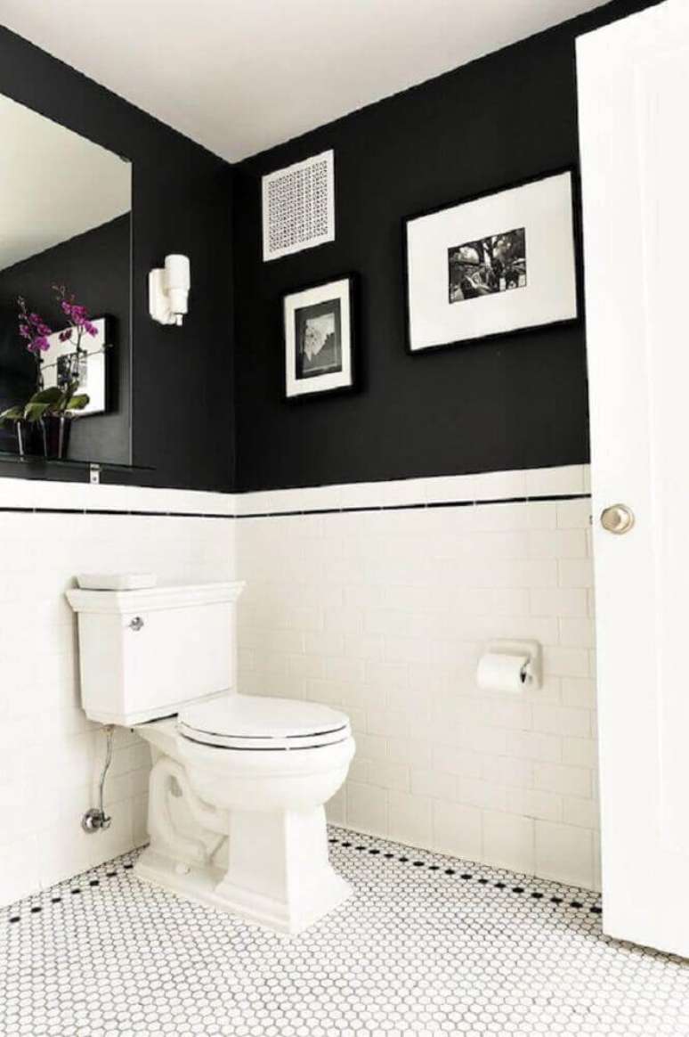49. No banheiro preto e branco você pode dividir a parede utilizando as duas cores