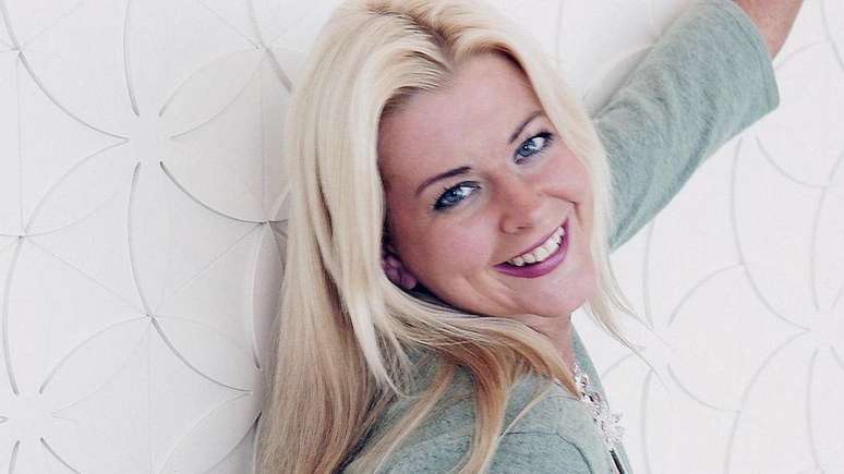 A ex-comiss&aacute;ria da Aer Lingus Marisa Mackle diz que se preocupava muito com seu peso e apar&ecirc;ncia vestindo seu uniforme | Foto: Arquivo pessoal