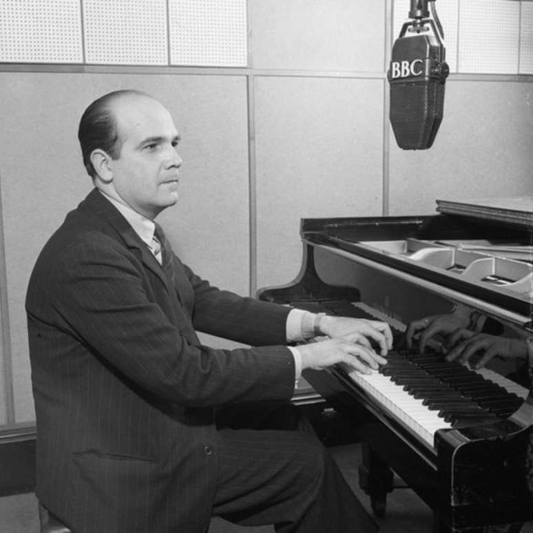 Vozes de locutores da BBC se tornaram famosas, em particular a de Manuel Braune, o 'Aymber&ecirc;', que tamb&eacute;m era pianista | Foto: BBC Archive