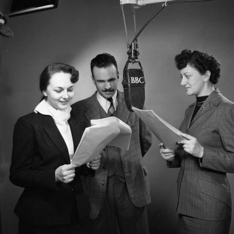V&aacute;rios atores renomados como Ida Gomes (acima &agrave; dir., ao lado de Alla Kirilova e Vamberto Morais), Maria Fernanda, S&eacute;rgio Viotti e Madalena Nicol gravaram radioteatro para a BBC | Foto: BBC Archive