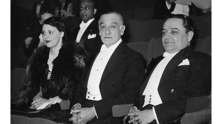 Embaixador brasileiro no Reino Unido &agrave; &eacute;poca, Raul R&eacute;gis de Oliveira (ao centro, ao lado de sua esposa e do conselheiro da embaixada Caio de Mello Franco) assistiu &agrave; primeira transmiss&atilde;o do Servi&ccedil;o Latino-Americano | Foto: BBC Archive