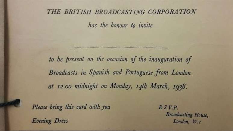 'A BBC tem a honra de convid&aacute;-lo para estar presente na ocasi&atilde;o da inaugura&ccedil;&atilde;o de transmiss&otilde;es em espanhol e portugu&ecirc;s de Londres &agrave;s 12h00, meia-noite, na segunda-feira, de 14 de mar&ccedil;o de 1944', diz convite para o evento | Foto: BBC Archive