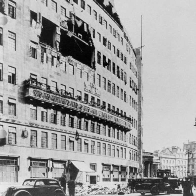 A sede da BBC, Broadcasting House, foi atingida duas vezes por bombas em 1940; a primeira (foto acima), em 15 de outubro, caiu na discoteca (arquivo de discos), e sete pessoas morreram ao tentar mov&ecirc;-la | Foto: BBC Archive