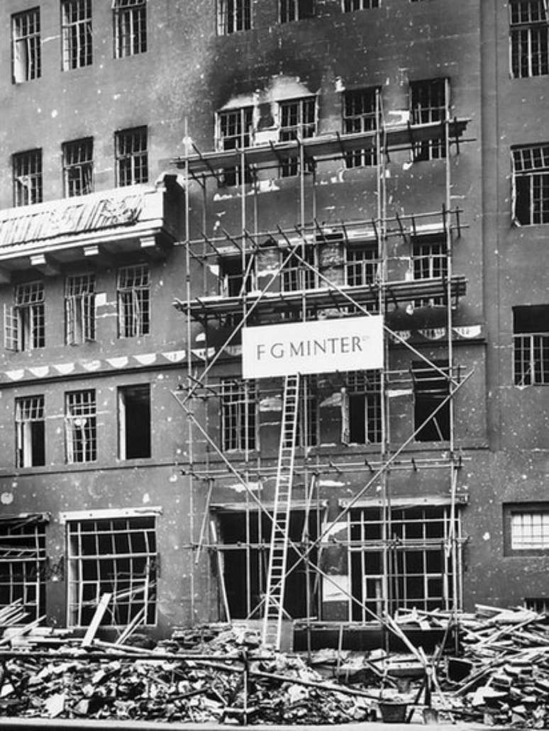 Em 18 de dezembro, uma mina terrestre caiu na rua em frente &agrave; BBC, causando destrui&ccedil;&atilde;o em v&aacute;rios pr&eacute;dios ao redor e matando um policial | Foto: BBC Archive