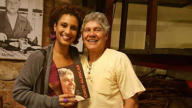 Chico Alencar, com Marielle em foto divulgada por ela no Facebook (foto): 'Ela incomodava muito policiais truculentos e milicianos' | Foto: Reprodução/Facebook
