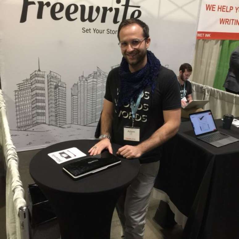 Adam, cofundador da Astrohaus, flagrado com o protótipo da The Traveller (Foto: Eviltinrobot / Fórum Freewrite)