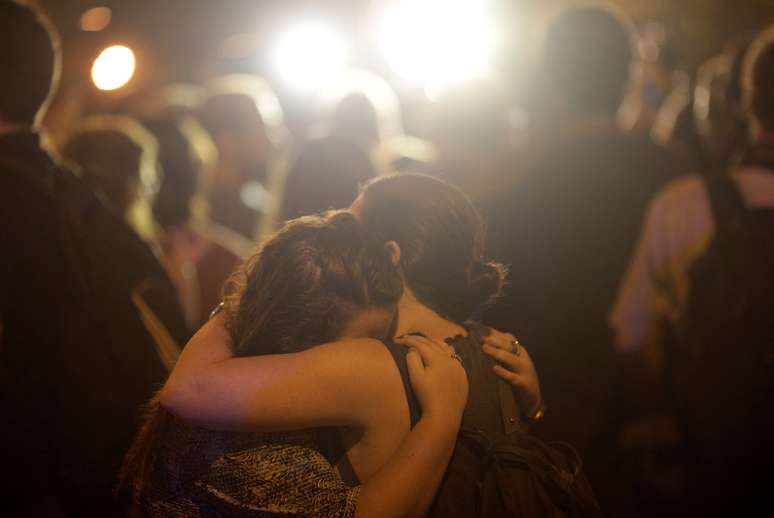 Mulheres reagem &agrave; morte da vereadora Marielle Franco no local do crime, no Rio de Janeiro 15/03/2018 REUTERS/Ricardo Moraes