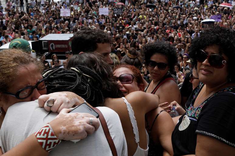 Manifestantes se reúnem em frente à Câmara dos Vereadores do Rio antes do velório da vereadora Marielle Franco 15/03/2018 REUTERS/Ricardo Moraes