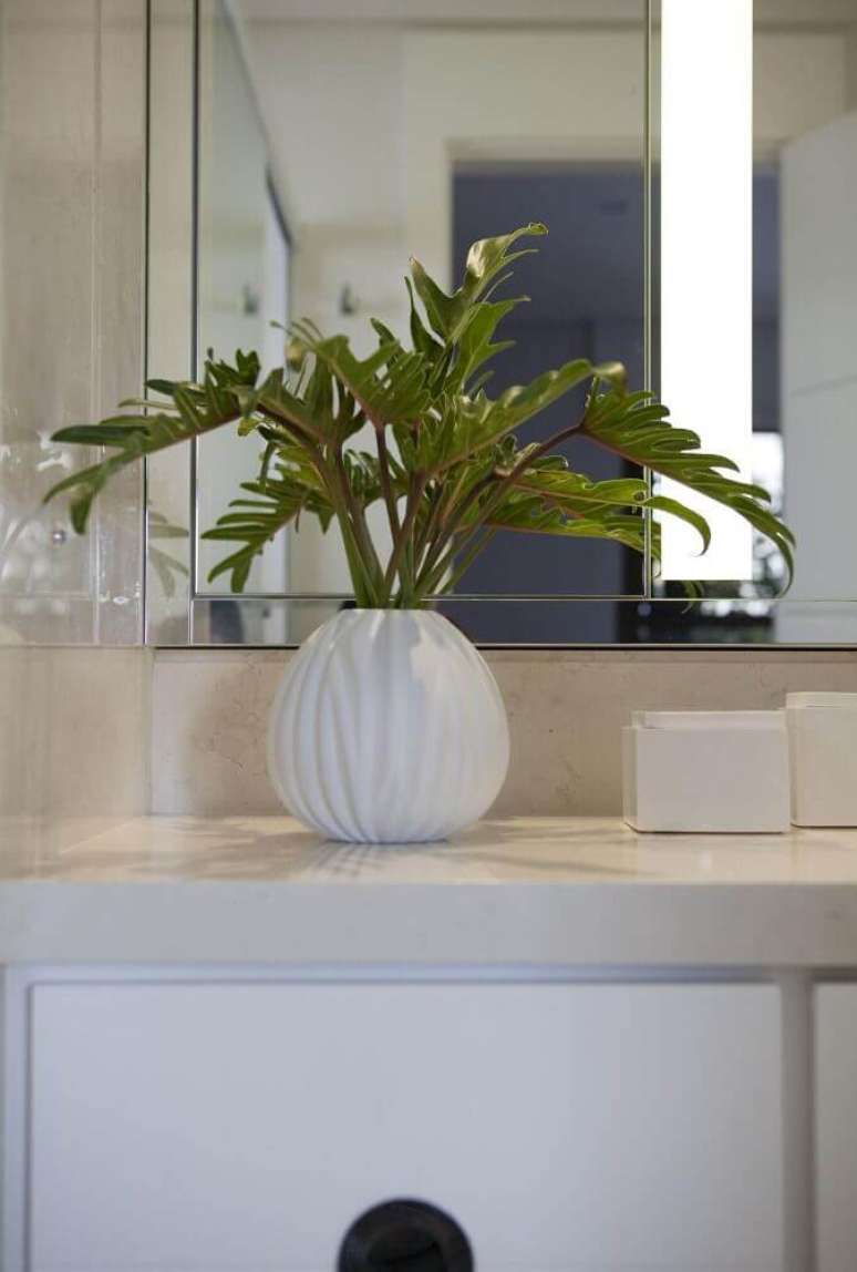15. Invista em vaso decorativo para banheiros e lavabos também