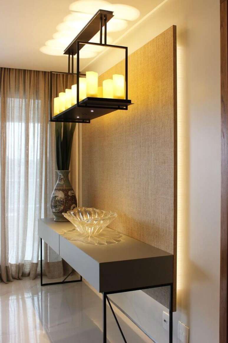 17. Decora&ccedil;&atilde;o de sala de jantar com vaso decorativo estampado