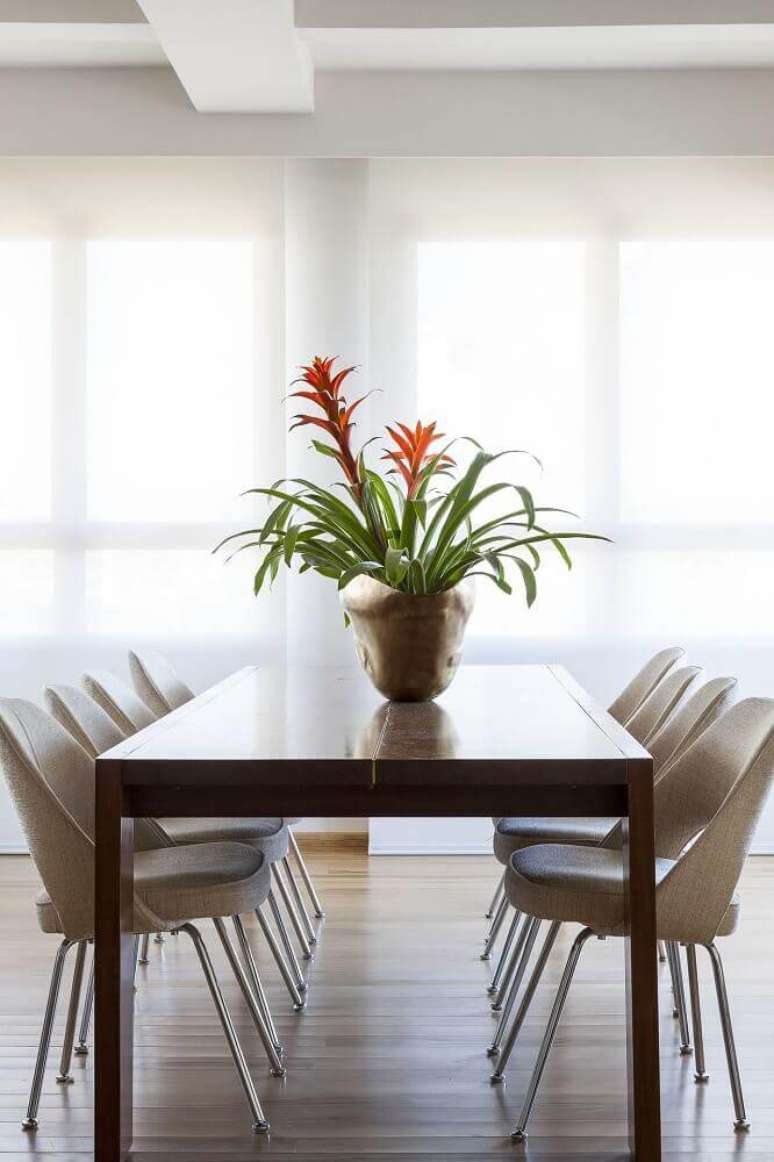 11. Decoração com vaso para mesa de jantar com design mais simples e rústico.