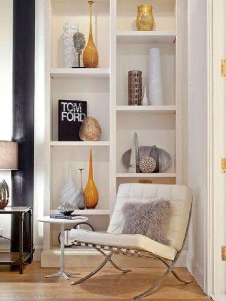 40. Estante com v&aacute;rios modelos de vasos decorativos