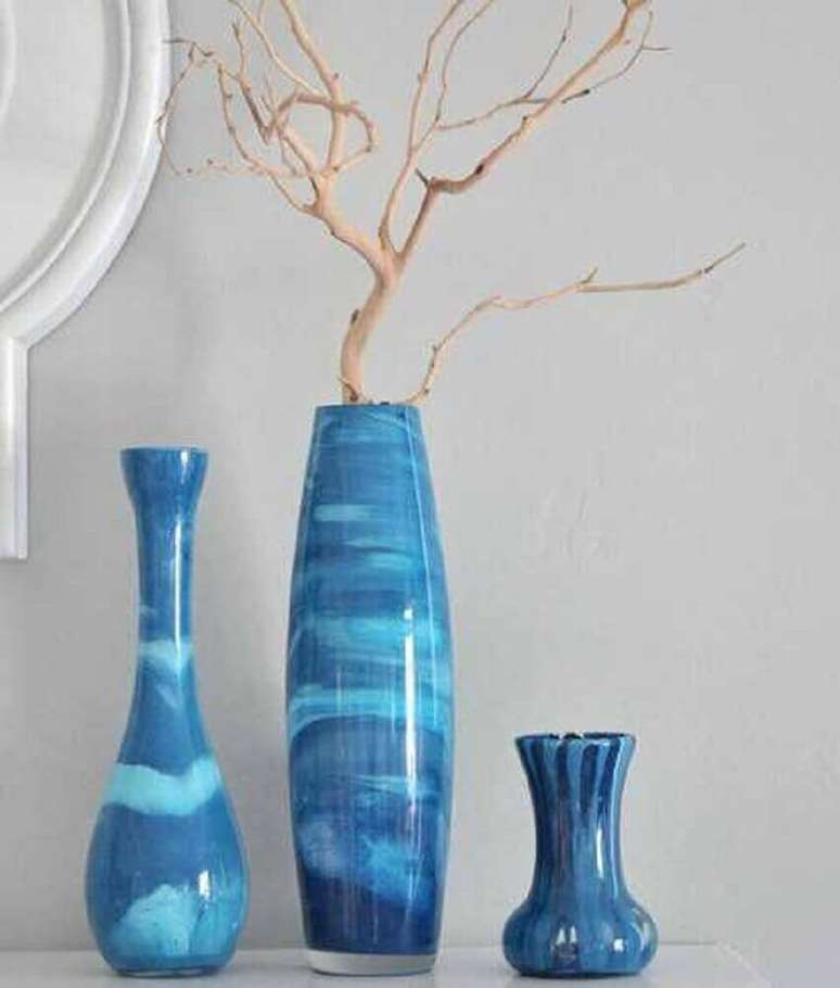 13. Os vasos decorativos de cerâmica esmaltada trazem sofisticação para os ambientes