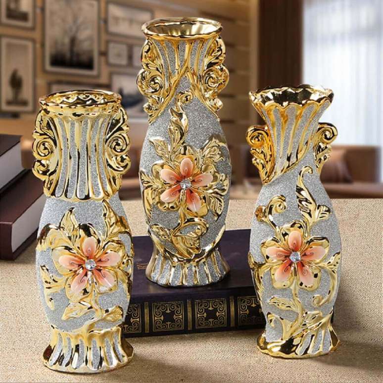 3. Vasos decorativos luxuosos e com detalhes delicados que os deixam super sofisticados para um ambiente com decoração clássica.
